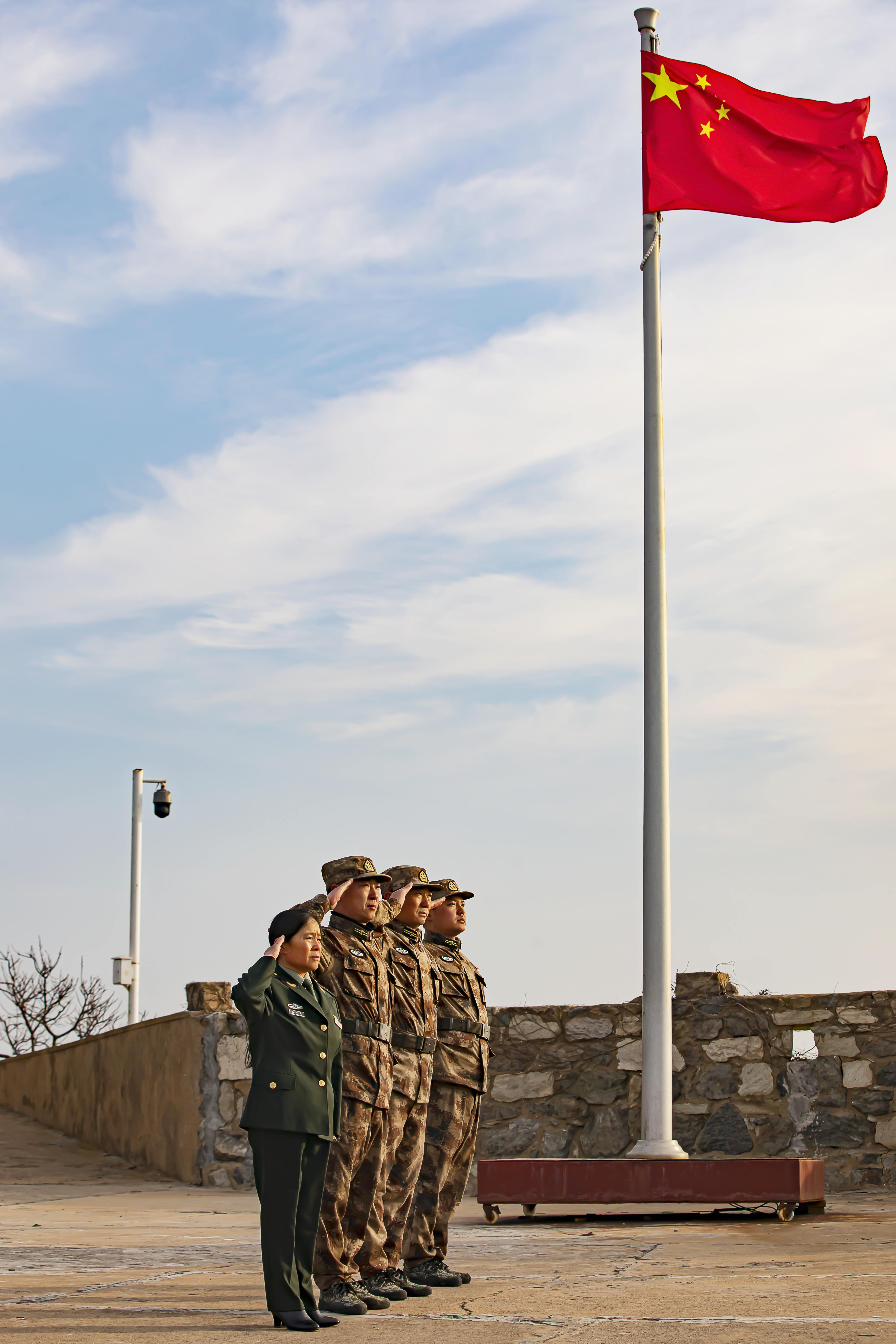王仕花（左）带领民兵接力守岛.jpg