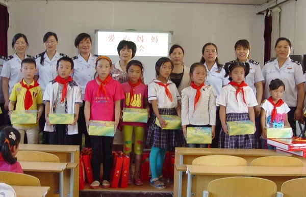 国税“爱心妈妈”与留守儿童共度中秋.JPG